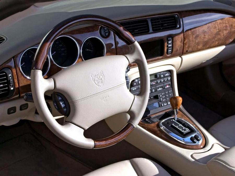 Панель приборов Jaguar XK8 Coupe 1996 года  (фото 9 из 26)
